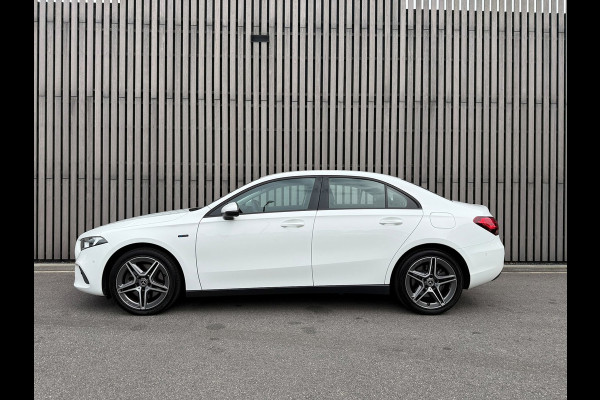 Mercedes-Benz A-Klasse 250 e /Cruise /18 inch AMG /Navigatie /Stoelverwarming