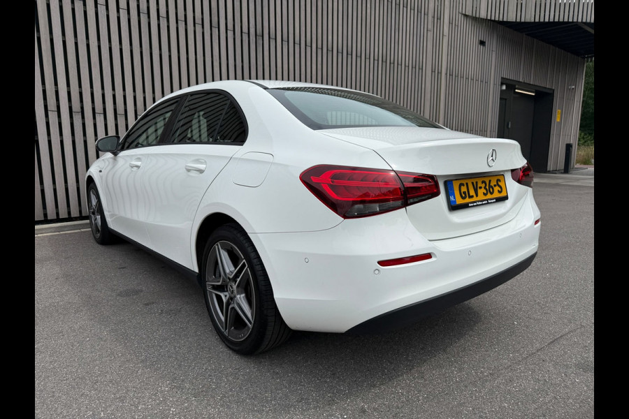 Mercedes-Benz A-Klasse 250 e /Cruise /18 inch AMG /Navigatie /Stoelverwarming