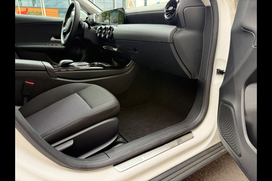 Mercedes-Benz A-Klasse 250 e /Cruise /18 inch AMG /Navigatie /Stoelverwarming