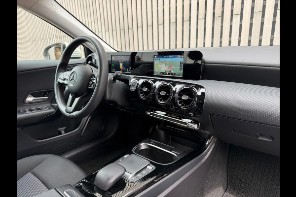 Mercedes-Benz A-Klasse 250 e /Cruise /18 inch AMG /Navigatie /Stoelverwarming