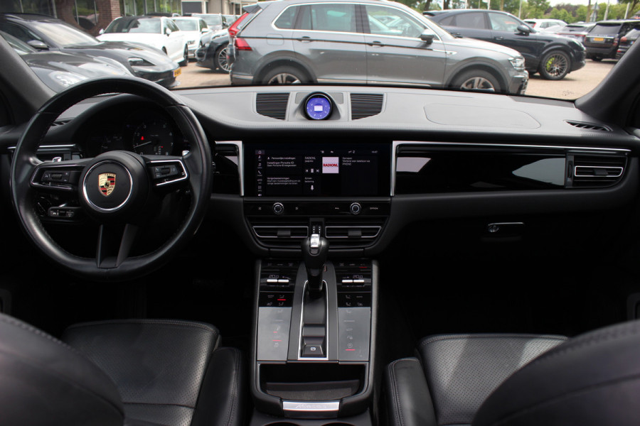 Porsche Macan 2.0 T / Trekhaak / Panoramadak / Camera / Luchtvering / Keyless / 21'' / Adaptieve Stoelen / Sportchrono / CarPlay / Stoel+Stuurverwarming / Dodehoek / DAB / ACC