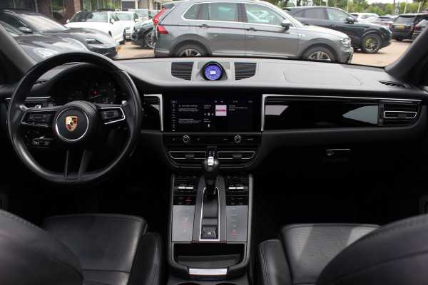Porsche Macan 2.0 T / Trekhaak / Panoramadak / Camera / Luchtvering / Keyless / 21'' / Adaptieve Stoelen / Sportchrono / CarPlay / Stoel+Stuurverwarming / Dodehoek / DAB / ACC