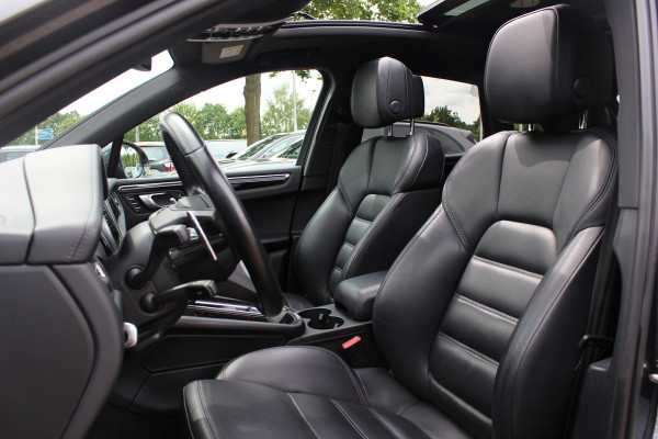 Porsche Macan 2.0 T / Trekhaak / Panoramadak / Camera / Luchtvering / Keyless / 21'' / Adaptieve Stoelen / Sportchrono / CarPlay / Stoel+Stuurverwarming / Dodehoek / DAB / ACC