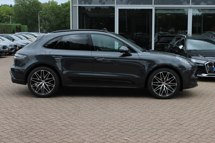 Porsche Macan 2.0 T / Trekhaak / Panoramadak / Camera / Luchtvering / Keyless / 21'' / Adaptieve Stoelen / Sportchrono / CarPlay / Stoel+Stuurverwarming / Dodehoek / DAB / ACC