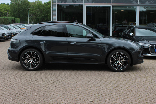 Porsche Macan 2.0 T / Trekhaak / Panoramadak / Camera / Luchtvering / Keyless / 21'' / Adaptieve Stoelen / Sportchrono / CarPlay / Stoel+Stuurverwarming / Dodehoek / DAB / ACC