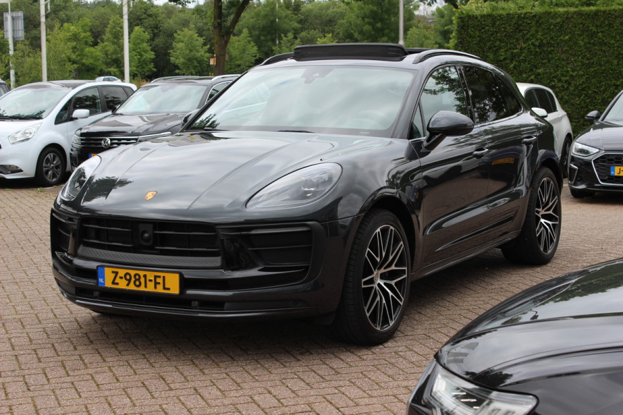 Porsche Macan 2.0 T / Trekhaak / Panoramadak / Camera / Luchtvering / Keyless / 21'' / Adaptieve Stoelen / Sportchrono / CarPlay / Stoel+Stuurverwarming / Dodehoek / DAB / ACC