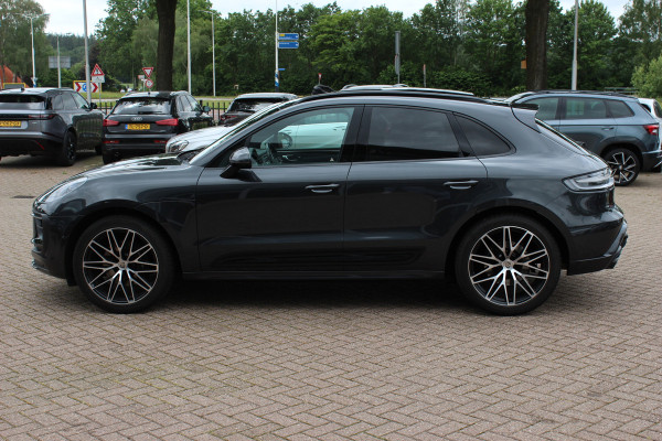 Porsche Macan 2.0 T / Trekhaak / Panoramadak / Camera / Luchtvering / Keyless / 21'' / Adaptieve Stoelen / Sportchrono / CarPlay / Stoel+Stuurverwarming / Dodehoek / DAB / ACC