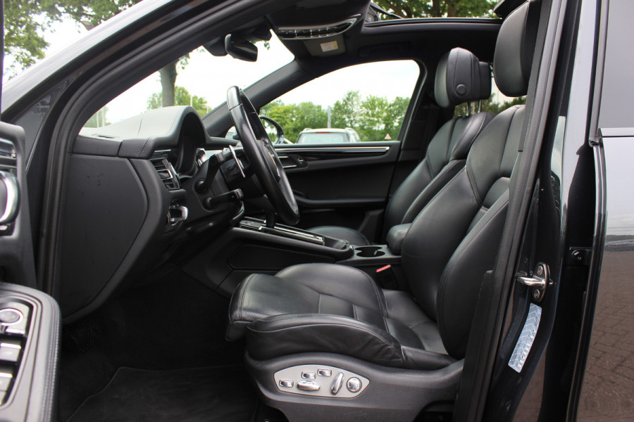 Porsche Macan 2.0 T / Trekhaak / Panoramadak / Camera / Luchtvering / Keyless / 21'' / Adaptieve Stoelen / Sportchrono / CarPlay / Stoel+Stuurverwarming / Dodehoek / DAB / ACC