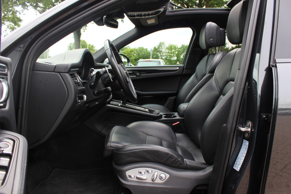 Porsche Macan 2.0 T / Trekhaak / Panoramadak / Camera / Luchtvering / Keyless / 21'' / Adaptieve Stoelen / Sportchrono / CarPlay / Stoel+Stuurverwarming / Dodehoek / DAB / ACC