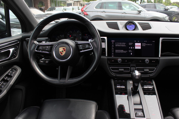 Porsche Macan 2.0 T / Trekhaak / Panoramadak / Camera / Luchtvering / Keyless / 21'' / Adaptieve Stoelen / Sportchrono / CarPlay / Stoel+Stuurverwarming / Dodehoek / DAB / ACC