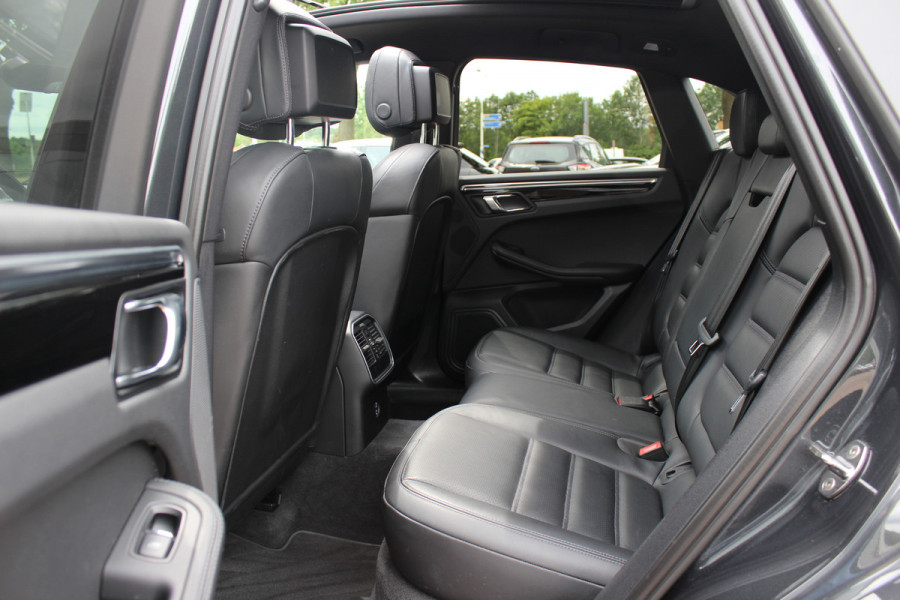 Porsche Macan 2.0 T / Trekhaak / Panoramadak / Camera / Luchtvering / Keyless / 21'' / Adaptieve Stoelen / Sportchrono / CarPlay / Stoel+Stuurverwarming / Dodehoek / DAB / ACC