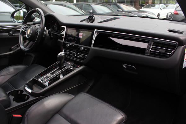 Porsche Macan 2.0 T / Trekhaak / Panoramadak / Camera / Luchtvering / Keyless / 21'' / Adaptieve Stoelen / Sportchrono / CarPlay / Stoel+Stuurverwarming / Dodehoek / DAB / ACC