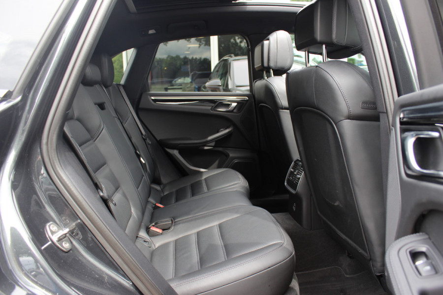 Porsche Macan 2.0 T / Trekhaak / Panoramadak / Camera / Luchtvering / Keyless / 21'' / Adaptieve Stoelen / Sportchrono / CarPlay / Stoel+Stuurverwarming / Dodehoek / DAB / ACC