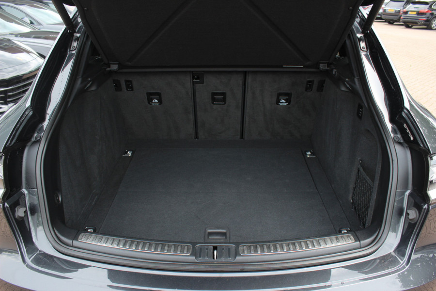 Porsche Macan 2.0 T / Trekhaak / Panoramadak / Camera / Luchtvering / Keyless / 21'' / Adaptieve Stoelen / Sportchrono / CarPlay / Stoel+Stuurverwarming / Dodehoek / DAB / ACC
