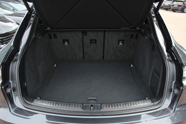 Porsche Macan 2.0 T / Trekhaak / Panoramadak / Camera / Luchtvering / Keyless / 21'' / Adaptieve Stoelen / Sportchrono / CarPlay / Stoel+Stuurverwarming / Dodehoek / DAB / ACC