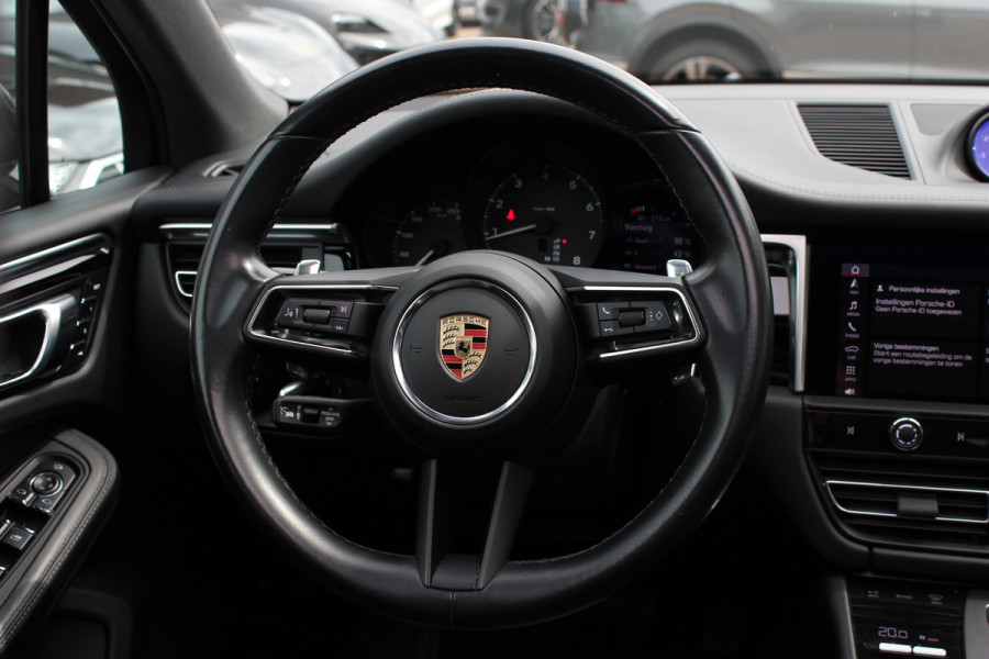 Porsche Macan 2.0 T / Trekhaak / Panoramadak / Camera / Luchtvering / Keyless / 21'' / Adaptieve Stoelen / Sportchrono / CarPlay / Stoel+Stuurverwarming / Dodehoek / DAB / ACC