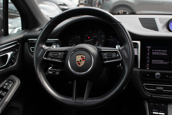 Porsche Macan 2.0 T / Trekhaak / Panoramadak / Camera / Luchtvering / Keyless / 21'' / Adaptieve Stoelen / Sportchrono / CarPlay / Stoel+Stuurverwarming / Dodehoek / DAB / ACC