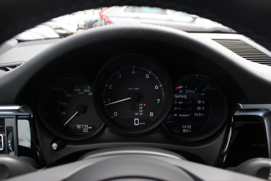 Porsche Macan 2.0 T / Trekhaak / Panoramadak / Camera / Luchtvering / Keyless / 21'' / Adaptieve Stoelen / Sportchrono / CarPlay / Stoel+Stuurverwarming / Dodehoek / DAB / ACC