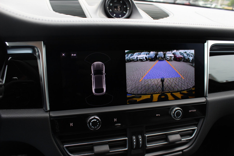 Porsche Macan 2.0 T / Trekhaak / Panoramadak / Camera / Luchtvering / Keyless / 21'' / Adaptieve Stoelen / Sportchrono / CarPlay / Stoel+Stuurverwarming / Dodehoek / DAB / ACC