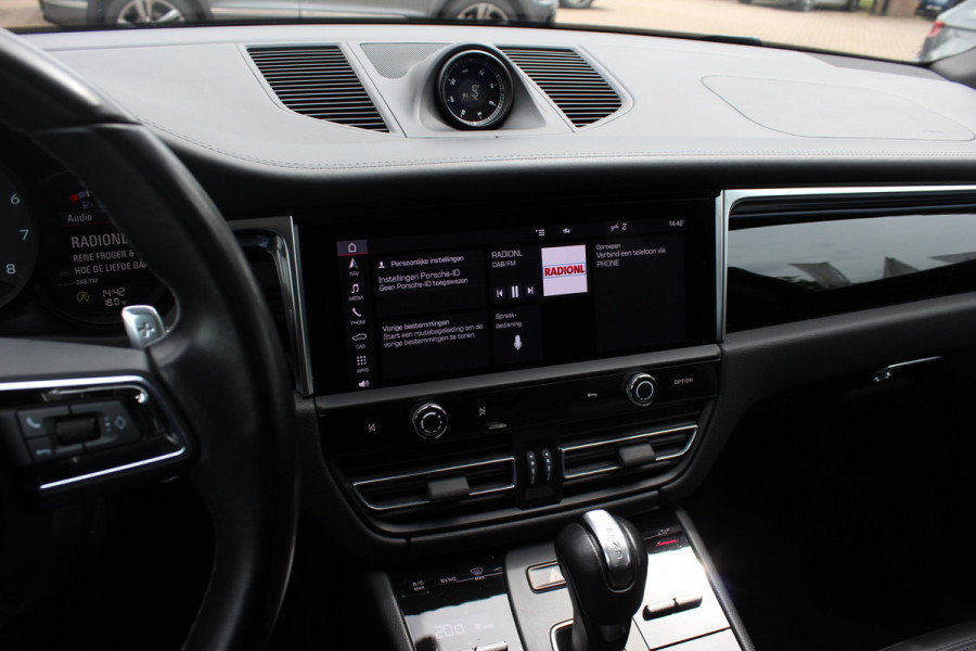 Porsche Macan 2.0 T / Trekhaak / Panoramadak / Camera / Luchtvering / Keyless / 21'' / Adaptieve Stoelen / Sportchrono / CarPlay / Stoel+Stuurverwarming / Dodehoek / DAB / ACC
