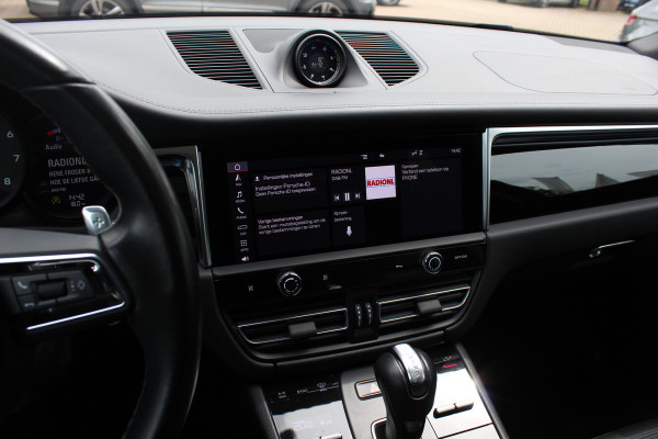 Porsche Macan 2.0 T / Trekhaak / Panoramadak / Camera / Luchtvering / Keyless / 21'' / Adaptieve Stoelen / Sportchrono / CarPlay / Stoel+Stuurverwarming / Dodehoek / DAB / ACC