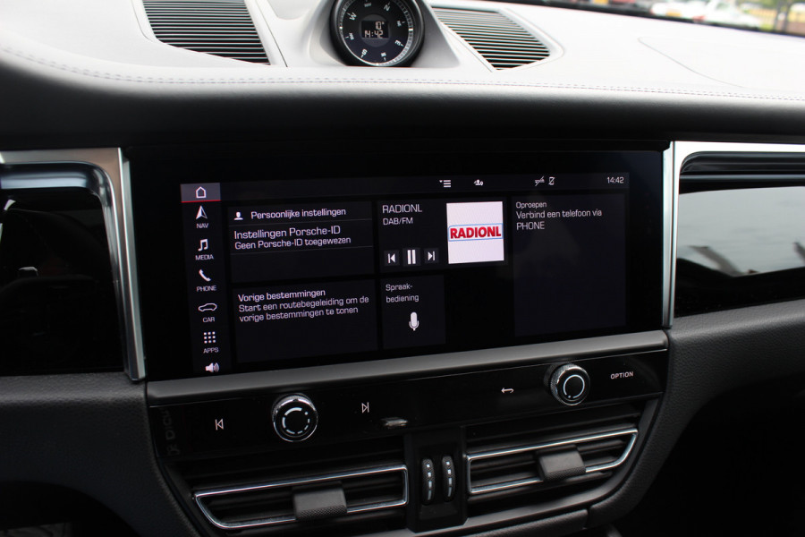 Porsche Macan 2.0 T / Trekhaak / Panoramadak / Camera / Luchtvering / Keyless / 21'' / Adaptieve Stoelen / Sportchrono / CarPlay / Stoel+Stuurverwarming / Dodehoek / DAB / ACC
