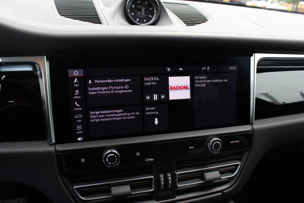 Porsche Macan 2.0 T / Trekhaak / Panoramadak / Camera / Luchtvering / Keyless / 21'' / Adaptieve Stoelen / Sportchrono / CarPlay / Stoel+Stuurverwarming / Dodehoek / DAB / ACC