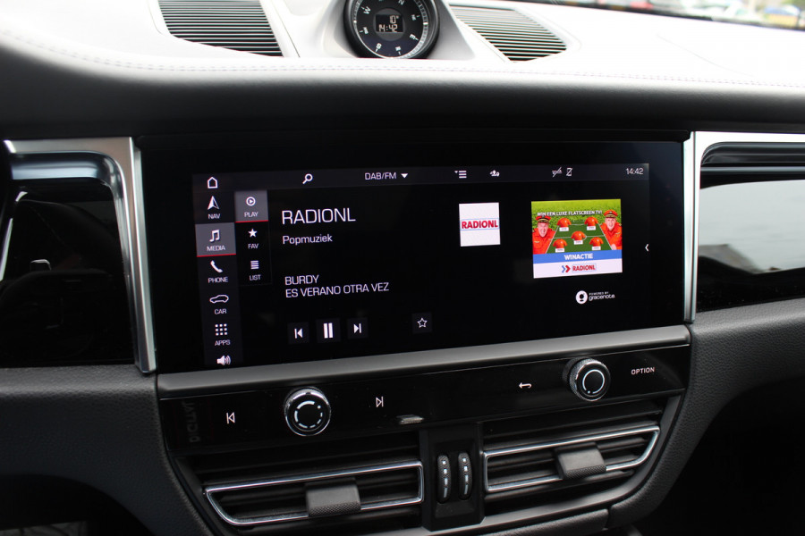 Porsche Macan 2.0 T / Trekhaak / Panoramadak / Camera / Luchtvering / Keyless / 21'' / Adaptieve Stoelen / Sportchrono / CarPlay / Stoel+Stuurverwarming / Dodehoek / DAB / ACC