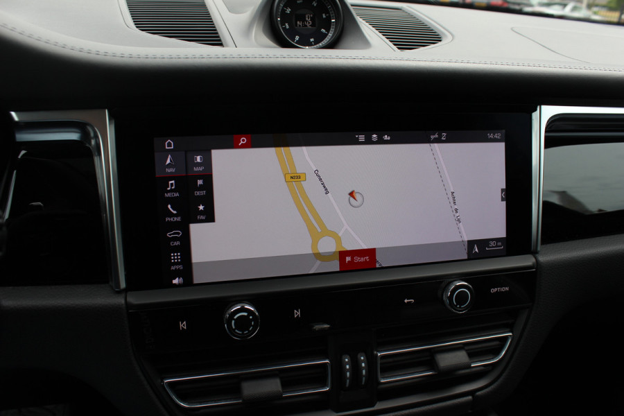 Porsche Macan 2.0 T / Trekhaak / Panoramadak / Camera / Luchtvering / Keyless / 21'' / Adaptieve Stoelen / Sportchrono / CarPlay / Stoel+Stuurverwarming / Dodehoek / DAB / ACC