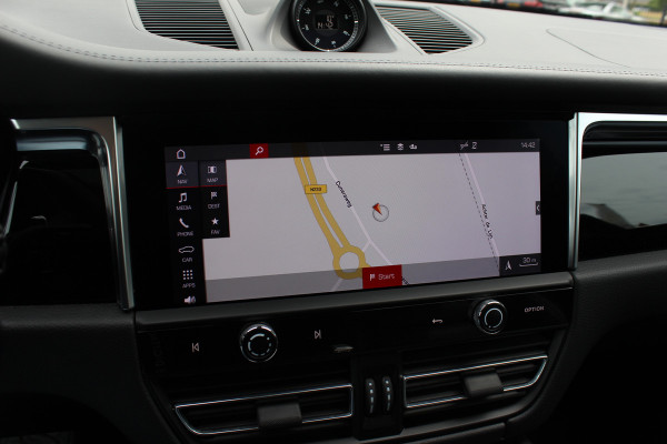 Porsche Macan 2.0 T / Trekhaak / Panoramadak / Camera / Luchtvering / Keyless / 21'' / Adaptieve Stoelen / Sportchrono / CarPlay / Stoel+Stuurverwarming / Dodehoek / DAB / ACC
