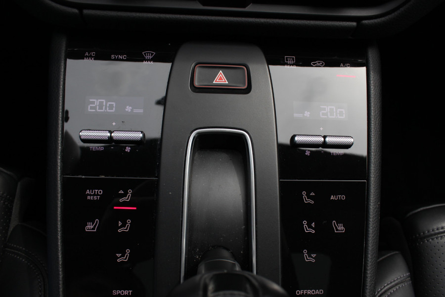 Porsche Macan 2.0 T / Trekhaak / Panoramadak / Camera / Luchtvering / Keyless / 21'' / Adaptieve Stoelen / Sportchrono / CarPlay / Stoel+Stuurverwarming / Dodehoek / DAB / ACC
