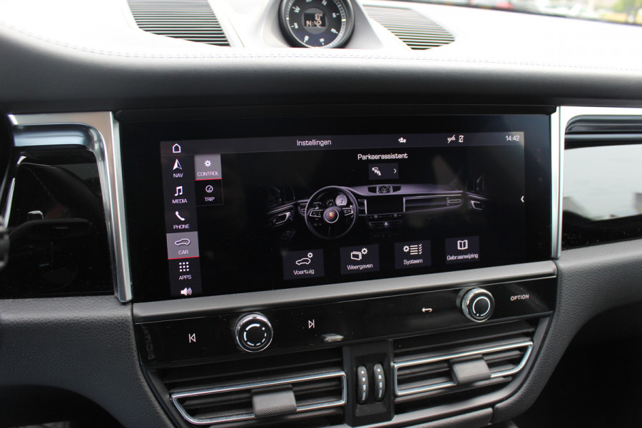 Porsche Macan 2.0 T / Trekhaak / Panoramadak / Camera / Luchtvering / Keyless / 21'' / Adaptieve Stoelen / Sportchrono / CarPlay / Stoel+Stuurverwarming / Dodehoek / DAB / ACC