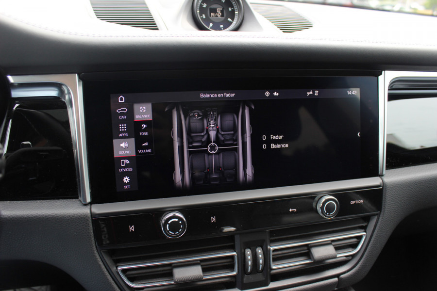 Porsche Macan 2.0 T / Trekhaak / Panoramadak / Camera / Luchtvering / Keyless / 21'' / Adaptieve Stoelen / Sportchrono / CarPlay / Stoel+Stuurverwarming / Dodehoek / DAB / ACC