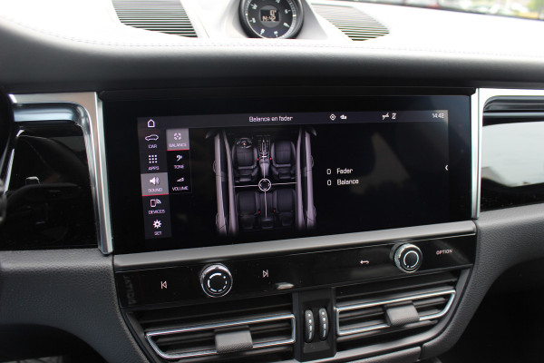 Porsche Macan 2.0 T / Trekhaak / Panoramadak / Camera / Luchtvering / Keyless / 21'' / Adaptieve Stoelen / Sportchrono / CarPlay / Stoel+Stuurverwarming / Dodehoek / DAB / ACC