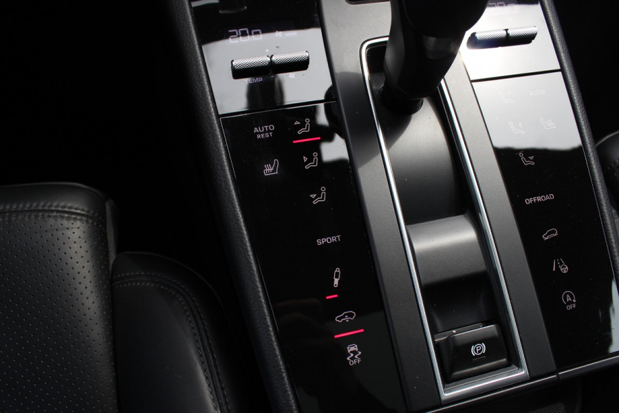 Porsche Macan 2.0 T / Trekhaak / Panoramadak / Camera / Luchtvering / Keyless / 21'' / Adaptieve Stoelen / Sportchrono / CarPlay / Stoel+Stuurverwarming / Dodehoek / DAB / ACC