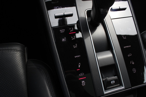 Porsche Macan 2.0 T / Trekhaak / Panoramadak / Camera / Luchtvering / Keyless / 21'' / Adaptieve Stoelen / Sportchrono / CarPlay / Stoel+Stuurverwarming / Dodehoek / DAB / ACC