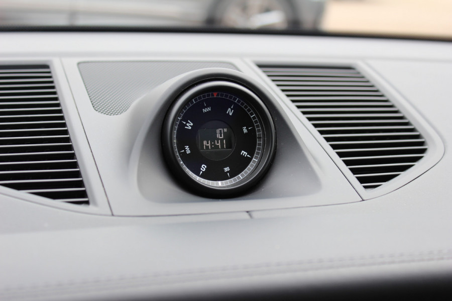 Porsche Macan 2.0 T / Trekhaak / Panoramadak / Camera / Luchtvering / Keyless / 21'' / Adaptieve Stoelen / Sportchrono / CarPlay / Stoel+Stuurverwarming / Dodehoek / DAB / ACC