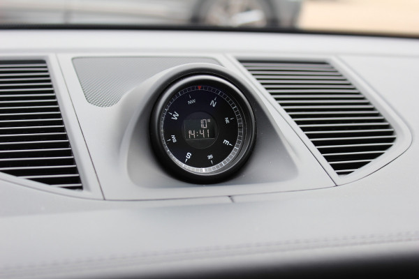 Porsche Macan 2.0 T / Trekhaak / Panoramadak / Camera / Luchtvering / Keyless / 21'' / Adaptieve Stoelen / Sportchrono / CarPlay / Stoel+Stuurverwarming / Dodehoek / DAB / ACC