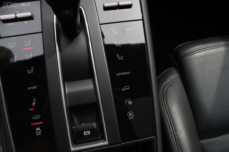 Porsche Macan 2.0 T / Trekhaak / Panoramadak / Camera / Luchtvering / Keyless / 21'' / Adaptieve Stoelen / Sportchrono / CarPlay / Stoel+Stuurverwarming / Dodehoek / DAB / ACC
