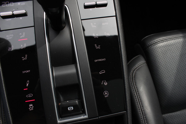 Porsche Macan 2.0 T / Trekhaak / Panoramadak / Camera / Luchtvering / Keyless / 21'' / Adaptieve Stoelen / Sportchrono / CarPlay / Stoel+Stuurverwarming / Dodehoek / DAB / ACC