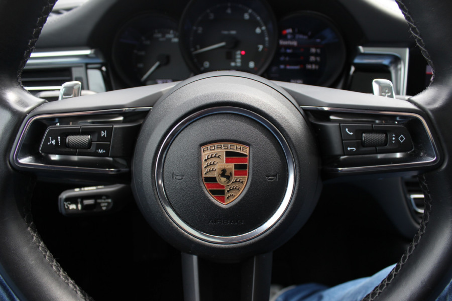 Porsche Macan 2.0 T / Trekhaak / Panoramadak / Camera / Luchtvering / Keyless / 21'' / Adaptieve Stoelen / Sportchrono / CarPlay / Stoel+Stuurverwarming / Dodehoek / DAB / ACC