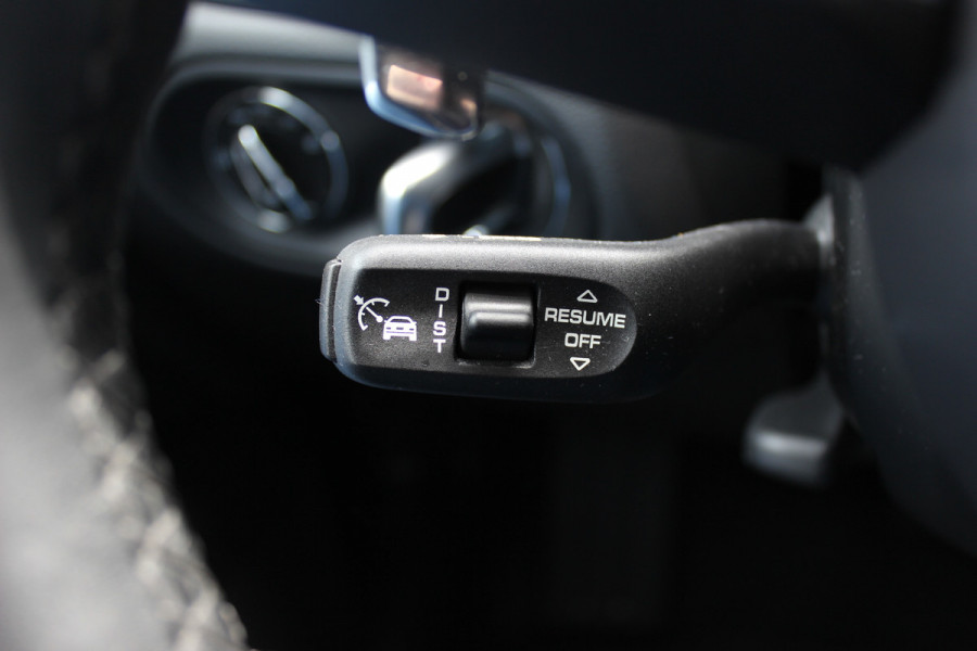 Porsche Macan 2.0 T / Trekhaak / Panoramadak / Camera / Luchtvering / Keyless / 21'' / Adaptieve Stoelen / Sportchrono / CarPlay / Stoel+Stuurverwarming / Dodehoek / DAB / ACC