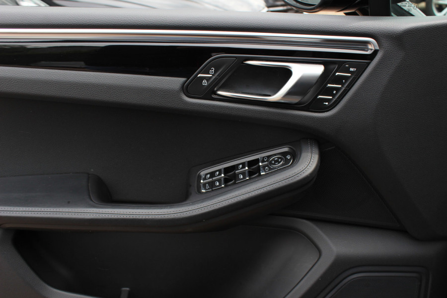 Porsche Macan 2.0 T / Trekhaak / Panoramadak / Camera / Luchtvering / Keyless / 21'' / Adaptieve Stoelen / Sportchrono / CarPlay / Stoel+Stuurverwarming / Dodehoek / DAB / ACC