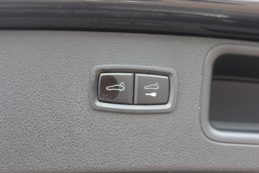Porsche Macan 2.0 T / Trekhaak / Panoramadak / Camera / Luchtvering / Keyless / 21'' / Adaptieve Stoelen / Sportchrono / CarPlay / Stoel+Stuurverwarming / Dodehoek / DAB / ACC