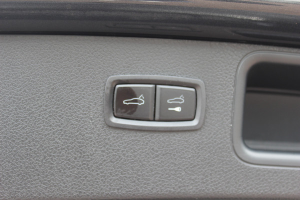 Porsche Macan 2.0 T / Trekhaak / Panoramadak / Camera / Luchtvering / Keyless / 21'' / Adaptieve Stoelen / Sportchrono / CarPlay / Stoel+Stuurverwarming / Dodehoek / DAB / ACC