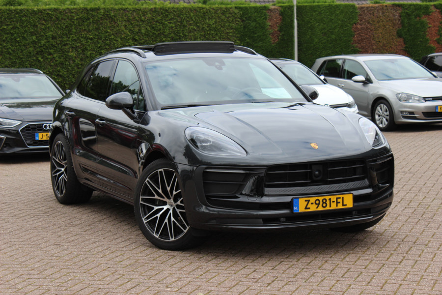 Porsche Macan 2.0 T / Trekhaak / Panoramadak / Camera / Luchtvering / Keyless / 21'' / Adaptieve Stoelen / Sportchrono / CarPlay / Stoel+Stuurverwarming / Dodehoek / DAB / ACC