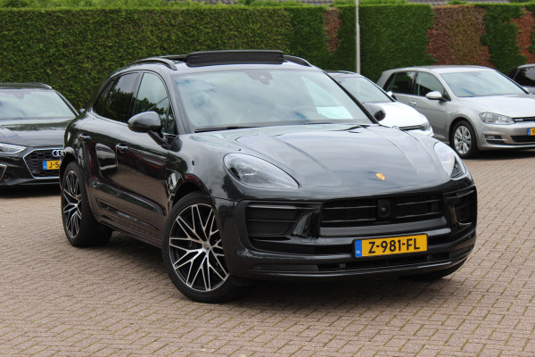 Porsche Macan 2.0 T / Trekhaak / Panoramadak / Camera / Luchtvering / Keyless / 21'' / Adaptieve Stoelen / Sportchrono / CarPlay / Stoel+Stuurverwarming / Dodehoek / DAB / ACC