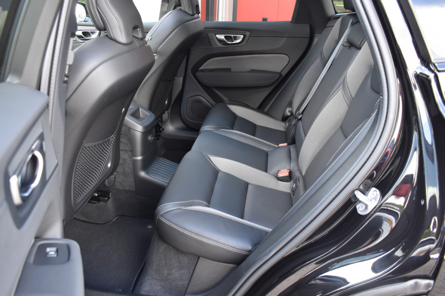 Volvo XC60 T6 350PK AWD Ultra Black Edition | BLIS | HUD | Panodak | Stoelverwarm Voor/Achter | Adapt. Cruise | H&K