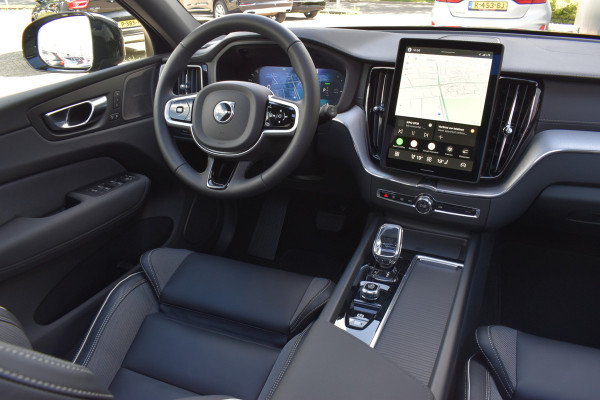 Volvo XC60 T6 350PK AWD Ultra Black Edition | BLIS | HUD | Panodak | Stoelverwarm Voor/Achter | Adapt. Cruise | H&K