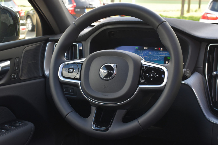 Volvo XC60 T6 350PK AWD Ultra Black Edition | BLIS | HUD | Panodak | Stoelverwarm Voor/Achter | Adapt. Cruise | H&K